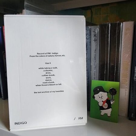 Зворотня сторона альбому RM «Indigo» з текстом: Record of RM: Indigo. From the colors of nature, human, etc. the last archive of my twenties