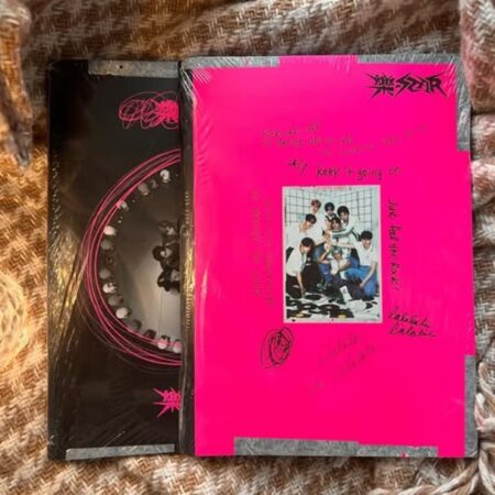 Два видання альбому Stray Kids «樂-STAR» — чорна та яскраво-рожева версії обкладинки з фото учасників гурту