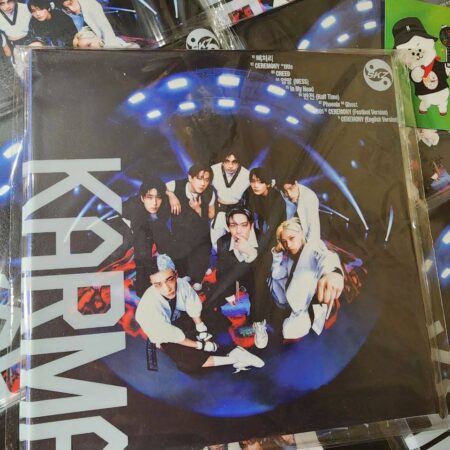 Обкладинка альбому Stray Kids «KARMA» з учасниками гурту та списком треків на звороті