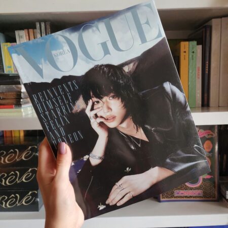 Обкладинка журналу Vogue Korea з Феліксом зі Stray Kids на фоні полиць з K-pop альбомами