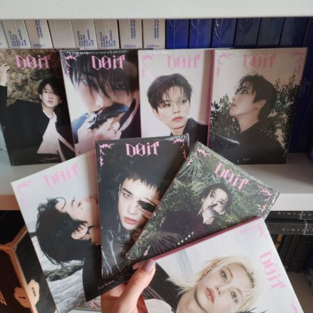 Кілька видань K-pop альбому «Do It» з різними обкладинками учасників гурту на полиці магазину
