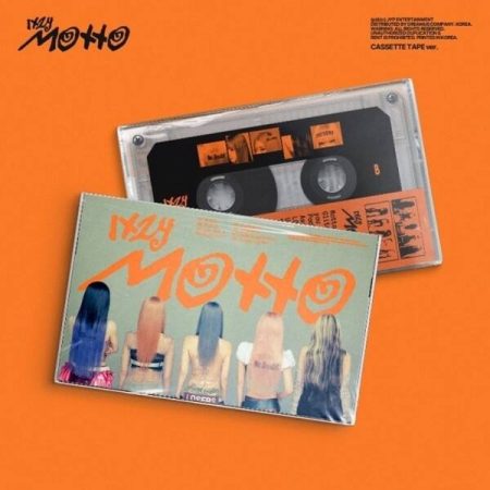 ITZY MOJO — версія на касеті: касета та обкладинка з учасницями гурту спиною до глядача