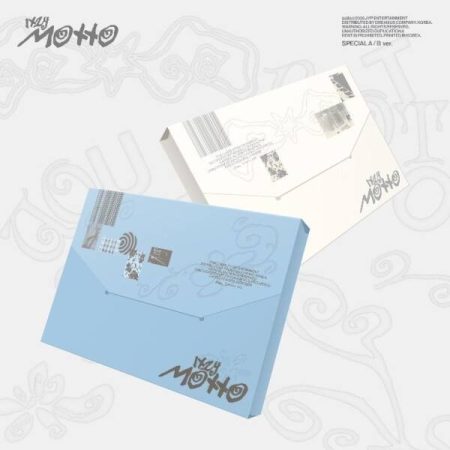 Альбом ITZY «MONO» у спеціальних версіях A і B у вигляді конвертів: блакитний та білий варіанти пакування