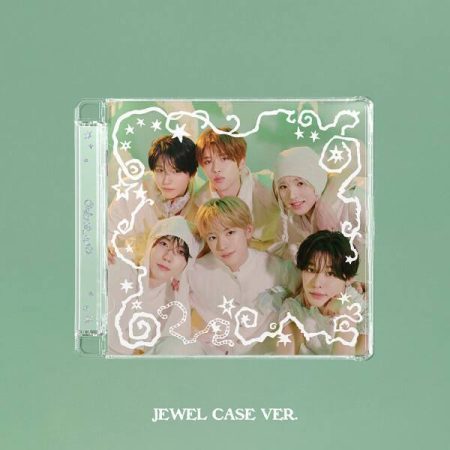 Обкладинка альбому у версії Jewel Case із шістьма учасниками K-pop гурту на зеленому тлі