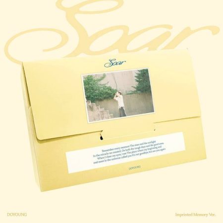 Обкладинка альбому DOYOUNG «Soar» (Imprinted Memory Ver.) — жовта папка з фото артиста та текстом пісні