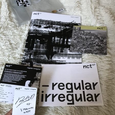 Вміст альбому NCT 127 «Regular-Irregular»: буклет, фотокартка з автографом, листівка та фан-карта