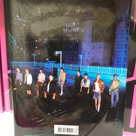 Обкладинка третього альбому NCT 127 «Sticker» з учасниками гурту на нічній вулиці