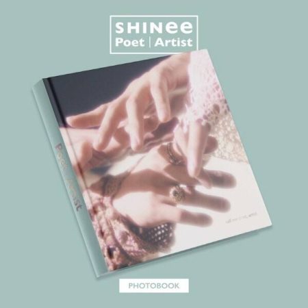 Фотобук SHINee «Poet | Artist» з обкладинкою у пастельних тонах із зображенням рук у прикрасах.