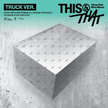Міні-альбом Stray Kids «This & That» (Truck Ver.) — металевий куб з логотипом гурту на бірюзовому фоні.