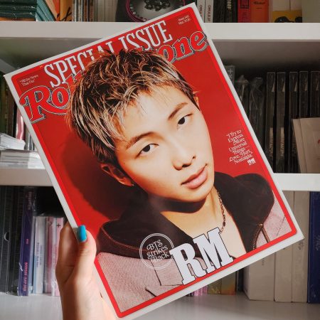 Журнал Rolling Stone Special Issue з RM (BTS) на обкладинці на тлі полиці з K-pop альбомами.