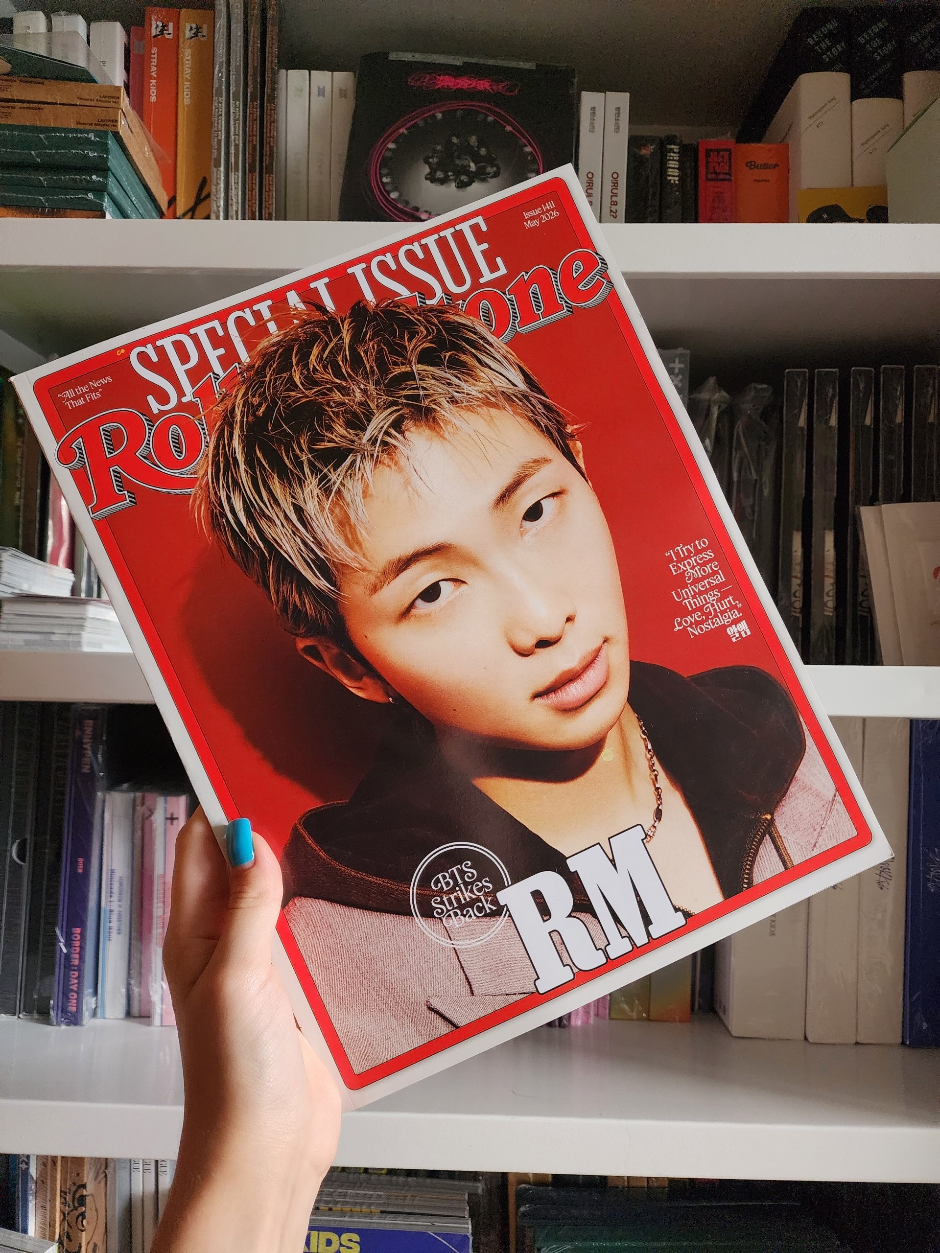 Журнал Rolling Stone Special Issue з RM (BTS) на обкладинці на тлі полиці з K-pop альбомами.