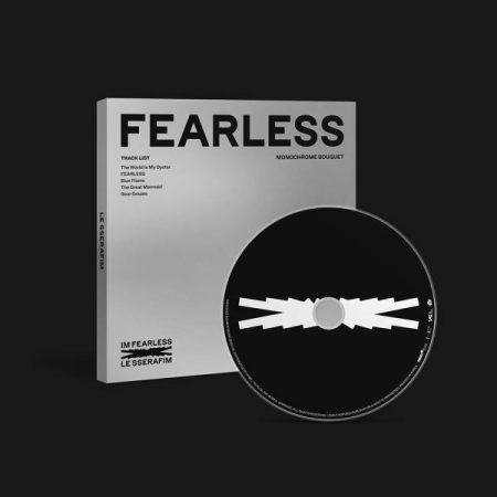 Міні-альбом FEARLESS (Monochrome Bouquet ver.) гурту LE SSERAFIM у сріблястій обкладинці з CD-диском.