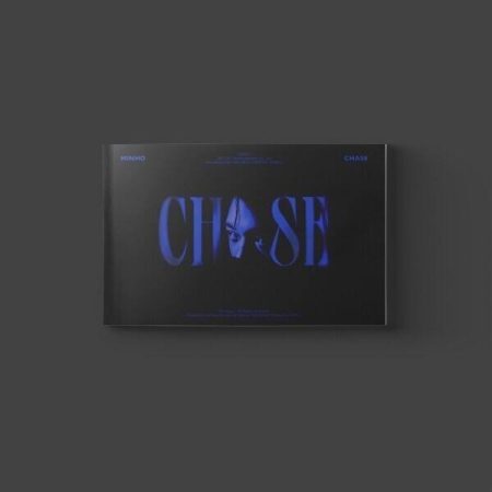 Альбом MINHO (SHINee) — CHASE (Photobook ver.) з темною обкладинкою та синім написом CHASE.