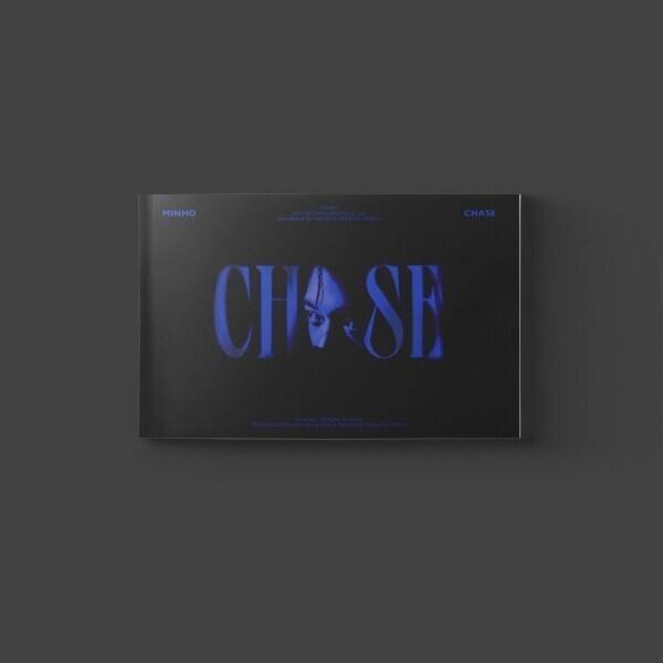 Альбом MINHO (SHINee) — CHASE (Photobook ver.) з темною обкладинкою та синім написом CHASE.