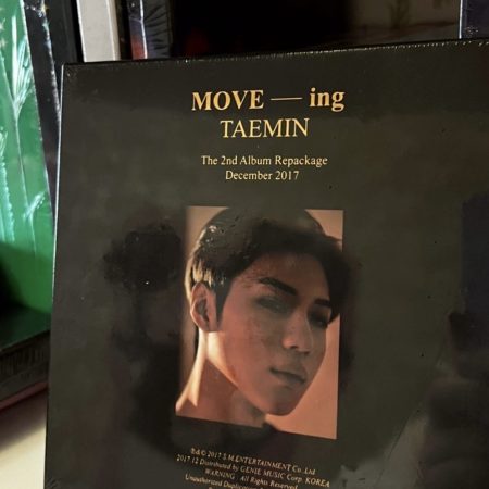 Альбом-репакет MOVE-ing Тхеміна (SHINee) у темній обкладинці з портретом артиста та золотим написом.