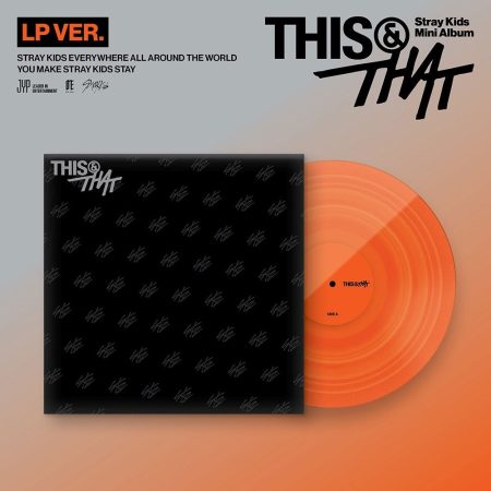 Вінілова платівка Stray Kids — міні-альбом «This & That» (LP Ver.) у чорній обкладинці з помаранчевим вінілом.